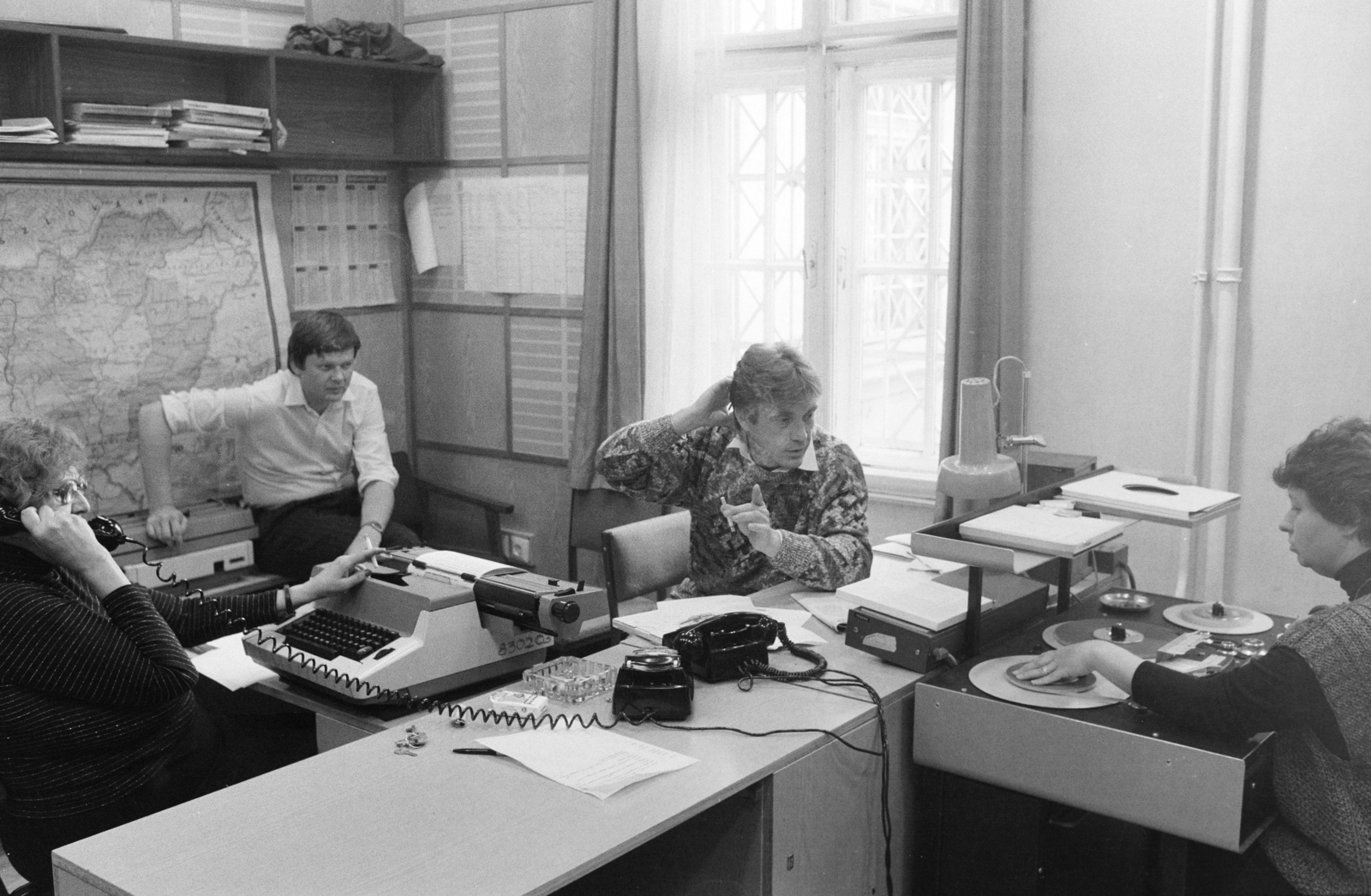 Hungary, Budapest VIII., a Magyar Rádió stúdiója, középen balról Bálint Attila a Nyíregyházi Rádió szerkesztő-riportere, később SZOT szóvivő és Forró Tamás szerkesztő-riporter., 1984, Szalay Zoltán, Budapest, Fortepan #213127