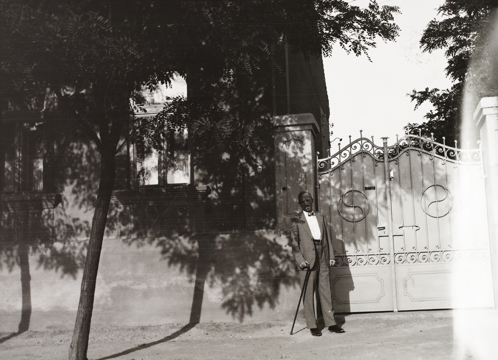 1939, Fortepan/Album002, portrait, gate, man, walking cane, bow tie, Fortepan #21313