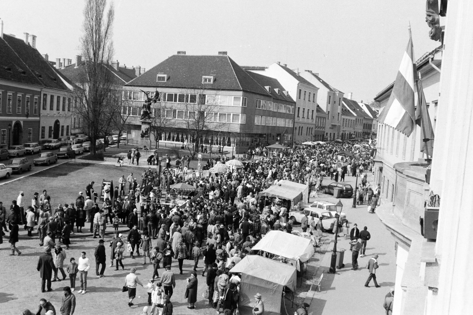 Magyarország, budai Vár, Budapest I., Dísz tér, szemben Zala György alkotása a Honvéd-szobor (1893)., 1987, Szalay Zoltán, Budapest, Fortepan #213132