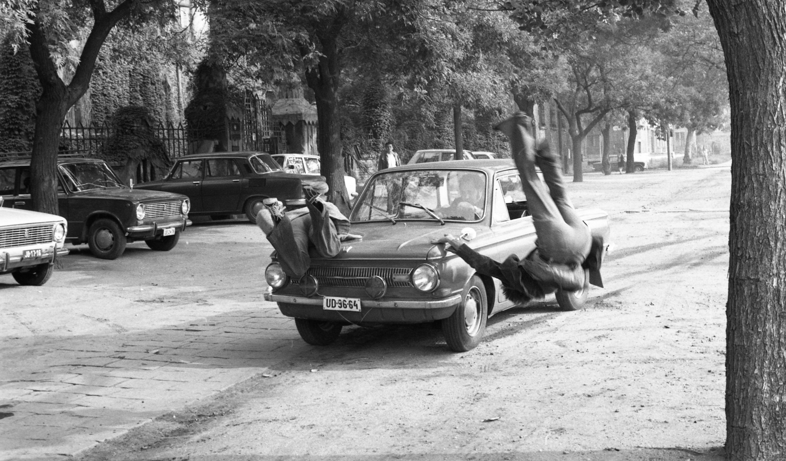 Hungary, Budapest VIII., Könyves Kálmán körút, a 40-es számú épület, az un. Tündérpalota előtti útszakaszon. A felvétel Polyák Józsefről és kaszkadőrcsapatáról készített híradófilm forgatásakor készült., 1975, Urbán Tamás, number plate, Budapest, Zaporozhetz-brand, Fortepan #213169
