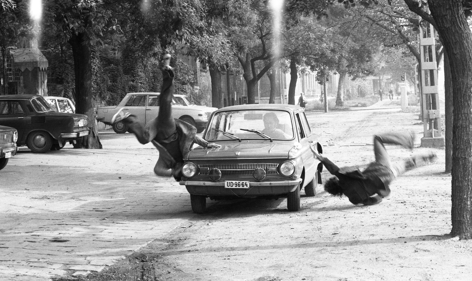 Hungary, Budapest VIII., Könyves Kálmán körút, a 40-es számú épület, az un. Tündérpalota előtti útszakaszon. A felvétel Polyák Józsefről és kaszkadőrcsapatáról készített híradófilm forgatásakor készült. , 1975, Urbán Tamás, number plate, Budapest, Best of, Zaporozhetz-brand, Fortepan #213172