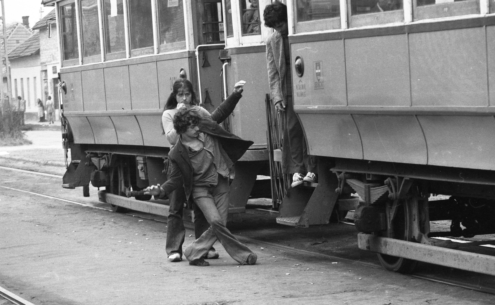 Hungary, Budapest XX., Előd utca a 31-es villamos végállomásánál. A felvétel Polyák Józsefről és kaszkadőrcsapatáról készített híradófilm forgatásakor készült., 1975, Urbán Tamás, tram, Budapest, Fortepan #213173