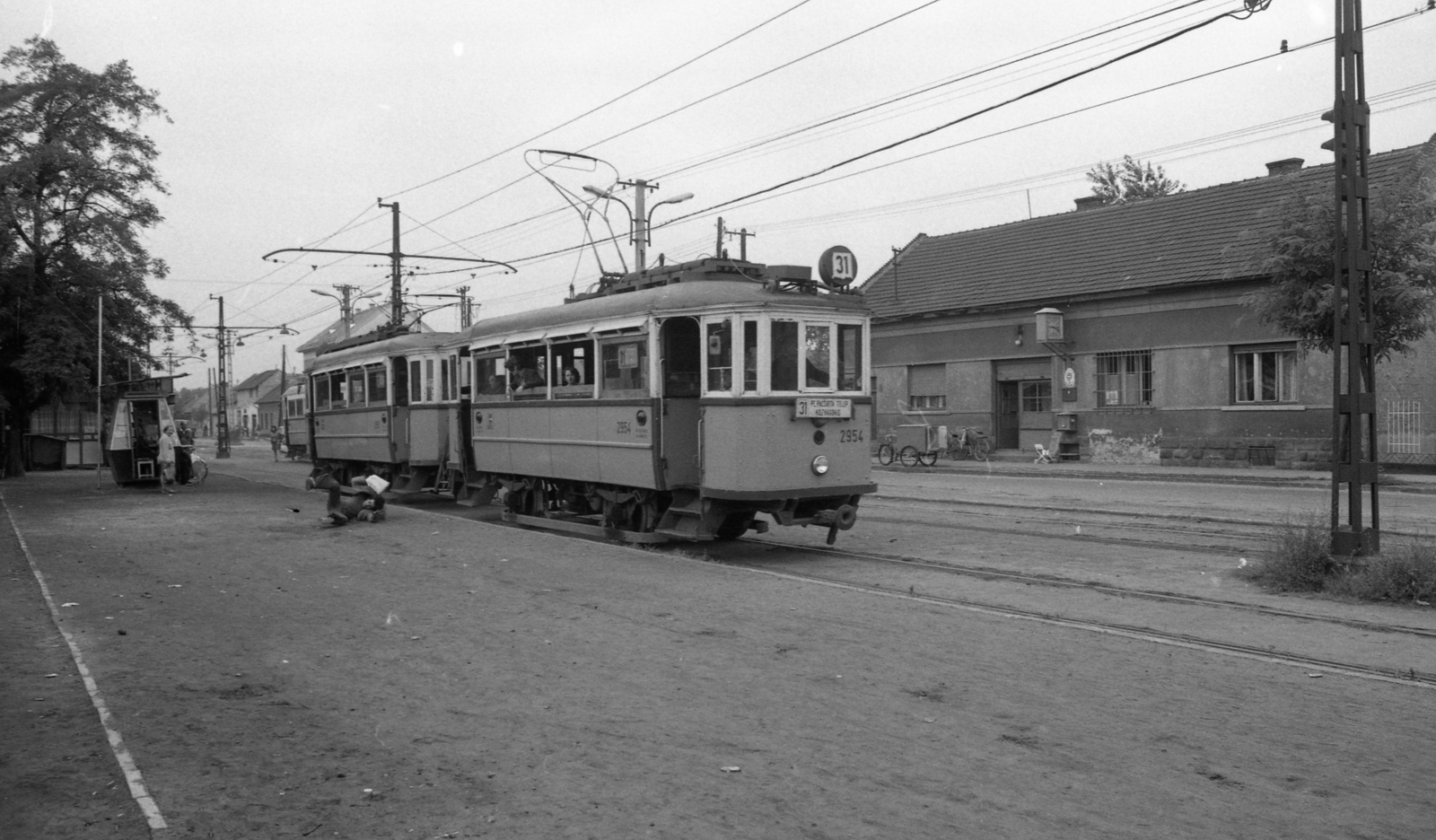 Hungary, Budapest XX., Előd utca a 31-es villamos végállomásánál. A felvétel Polyák Józsefről és kaszkadőrcsapatáról készített híradófilm forgatásakor készült., 1975, Urbán Tamás, tram, Budapest, Fortepan #213175