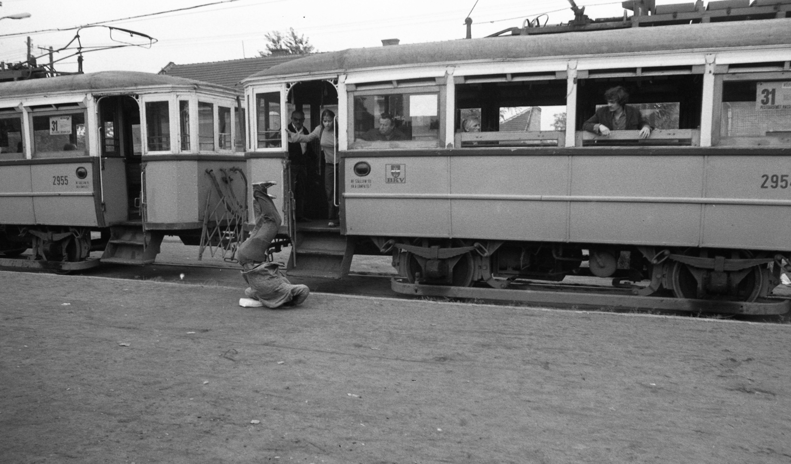 Hungary, Budapest XX., Előd utca a 31-es villamos végállomásánál. A felvétel Polyák Józsefről és kaszkadőrcsapatáról készített híradófilm forgatásakor készült., 1975, Urbán Tamás, tram, Budapest, Fortepan #213176