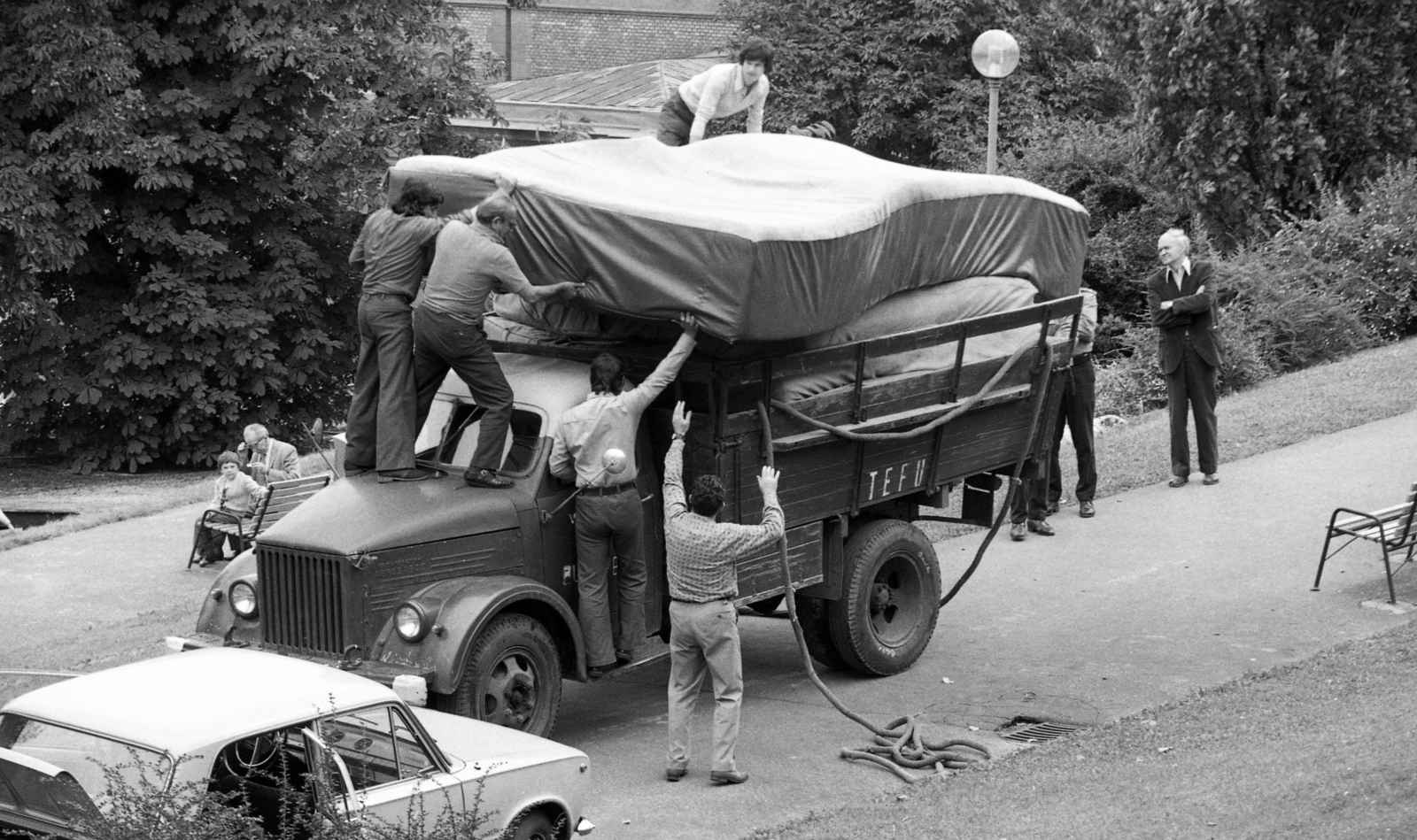 Hungary, Budapest I., park a Várkert Bazár felett. A felvétel Polyák Józsefről és kaszkadőrcsapatáról készített híradófilm forgatásakor készült., 1975, Urbán Tamás, GAZ-brand, Budapest, Fortepan #213183