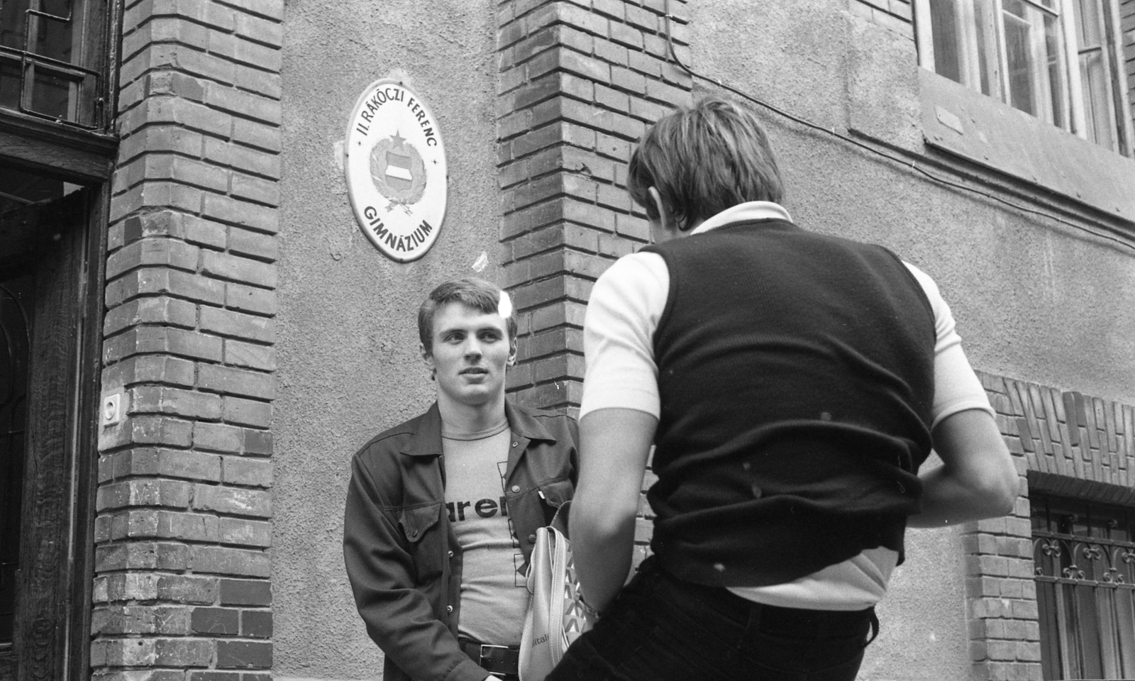 Hungary, Budapest II., Keleti Károly utca 37., II. Rákóczi Ferenc Gimnázium. A kapu előtt Hargitay András és Verrasztó Zoltán úszó., 1975, Urbán Tamás, school, swimming, crest, Budapest, Fortepan #213186