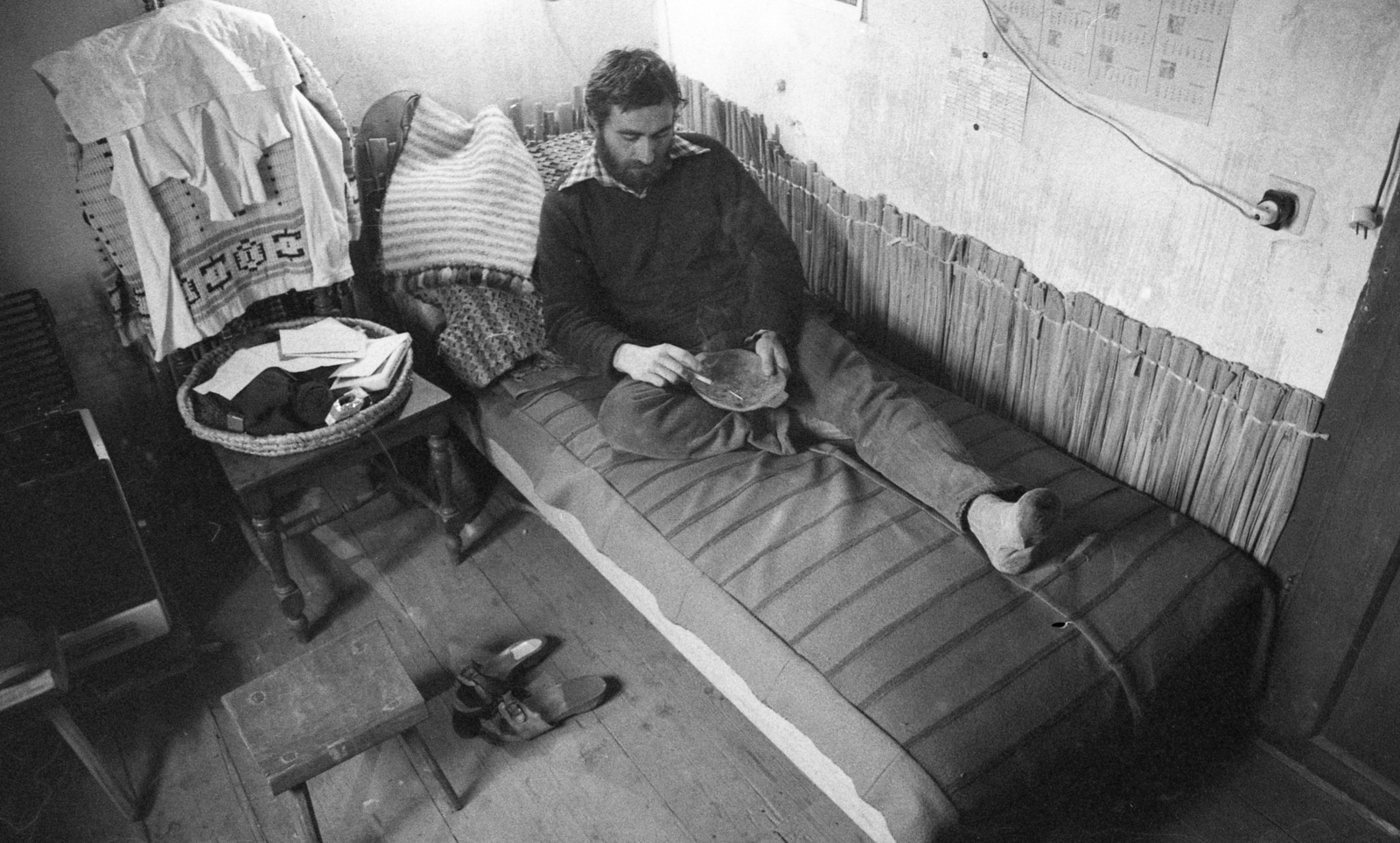 Magyarország, Bükkösd, Kossuth Lajos utca 85., műemlék vízimalom, ma Samu Géza Falumúzeum. A malom lakóhelyiségében Samu Géza szobrászművész., 1980, Urbán Tamás, dohányzás, szegénység, Fortepan #213189