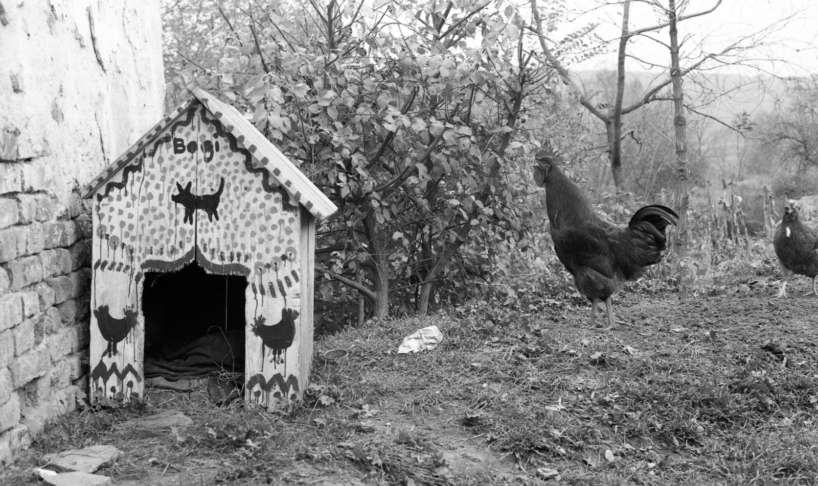 Magyarország, Bükkösd, Kossuth Lajos utca 85., műemlék vízimalom, ma Samu Géza Falumúzeum. A kutyaház a malom bejárata mellett., 1980, Urbán Tamás, Fortepan #213191