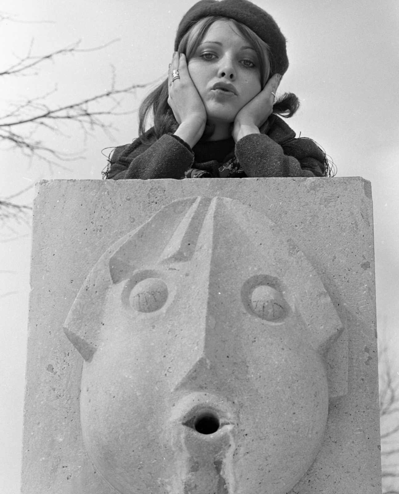 Magyarország, Gellérthegy, Budapest XI., a Citadella alatti déli lejtő, Jubileumi park, Lajkovits Ági manöken. A Vízköpő Borsos Miklós alkotásá (1965)., 1976, Urbán Tamás, Budapest, Fortepan #213210