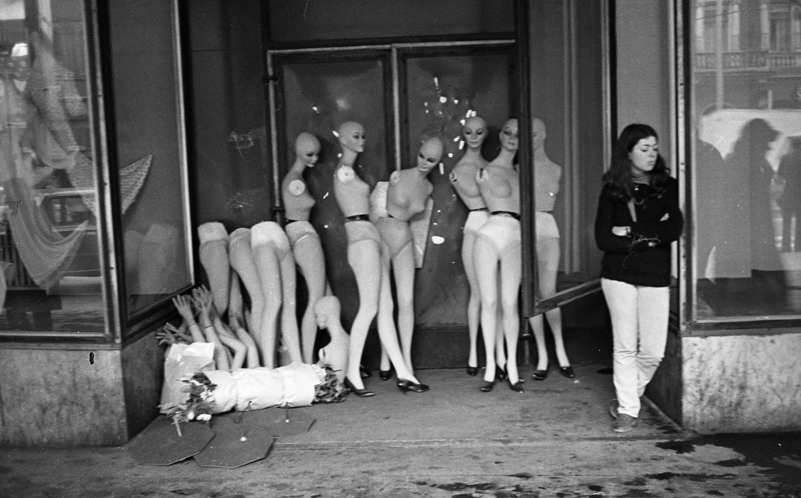 Hungary, Budapest VII., Rákóczi út 56., Aranypók üzlet., 1982, Urbán Tamás, Show window, Budapest, mannequin, Fortepan #213213