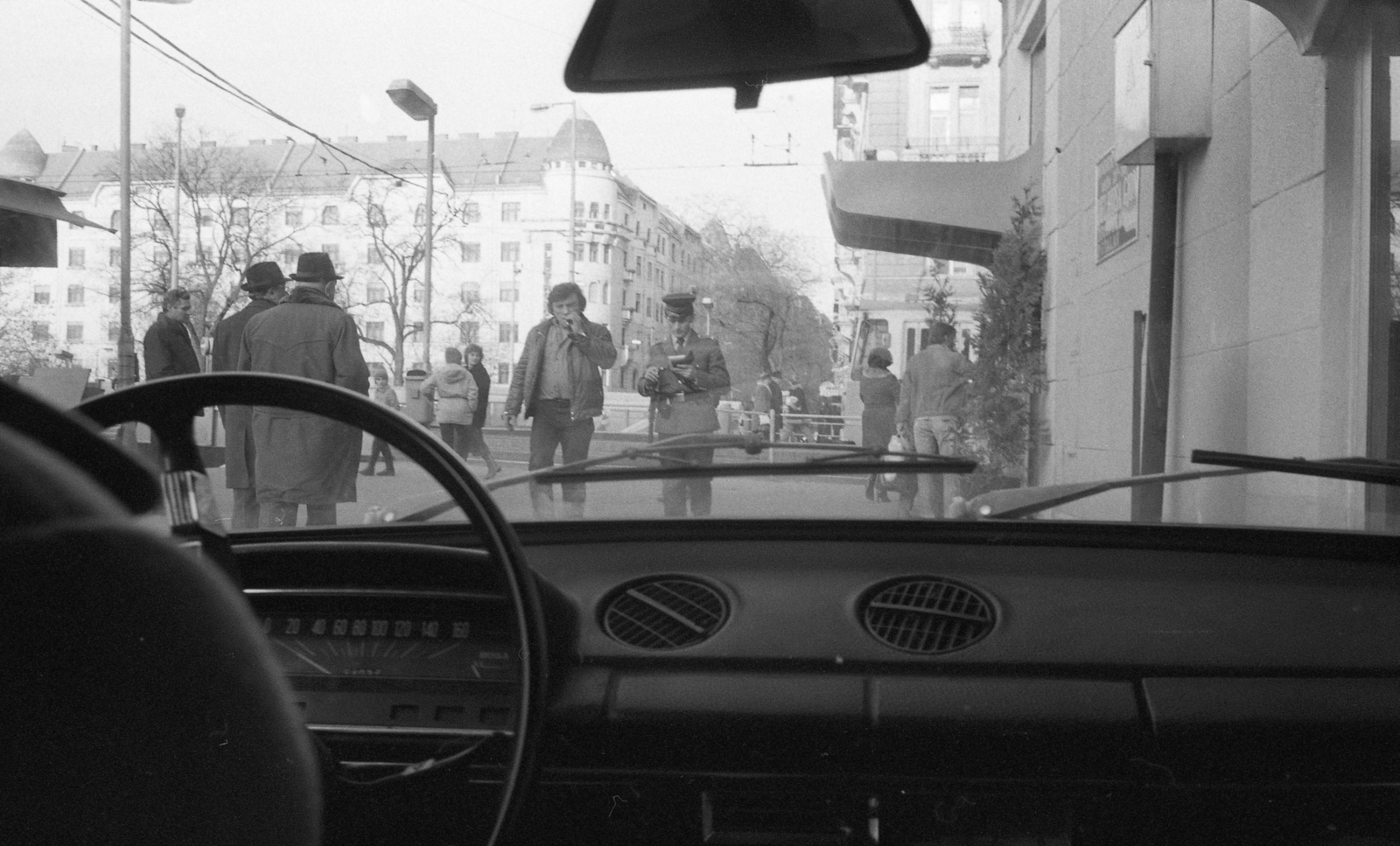 Hungary, Budapest V., Jászai Mari tér - Szent István körút sarkán álló ház. Távolabb a Pozsonyi út torkolatánál a Palatinus házak egyike látható., 1982, Urbán Tamás, Budapest, Fortepan #213218