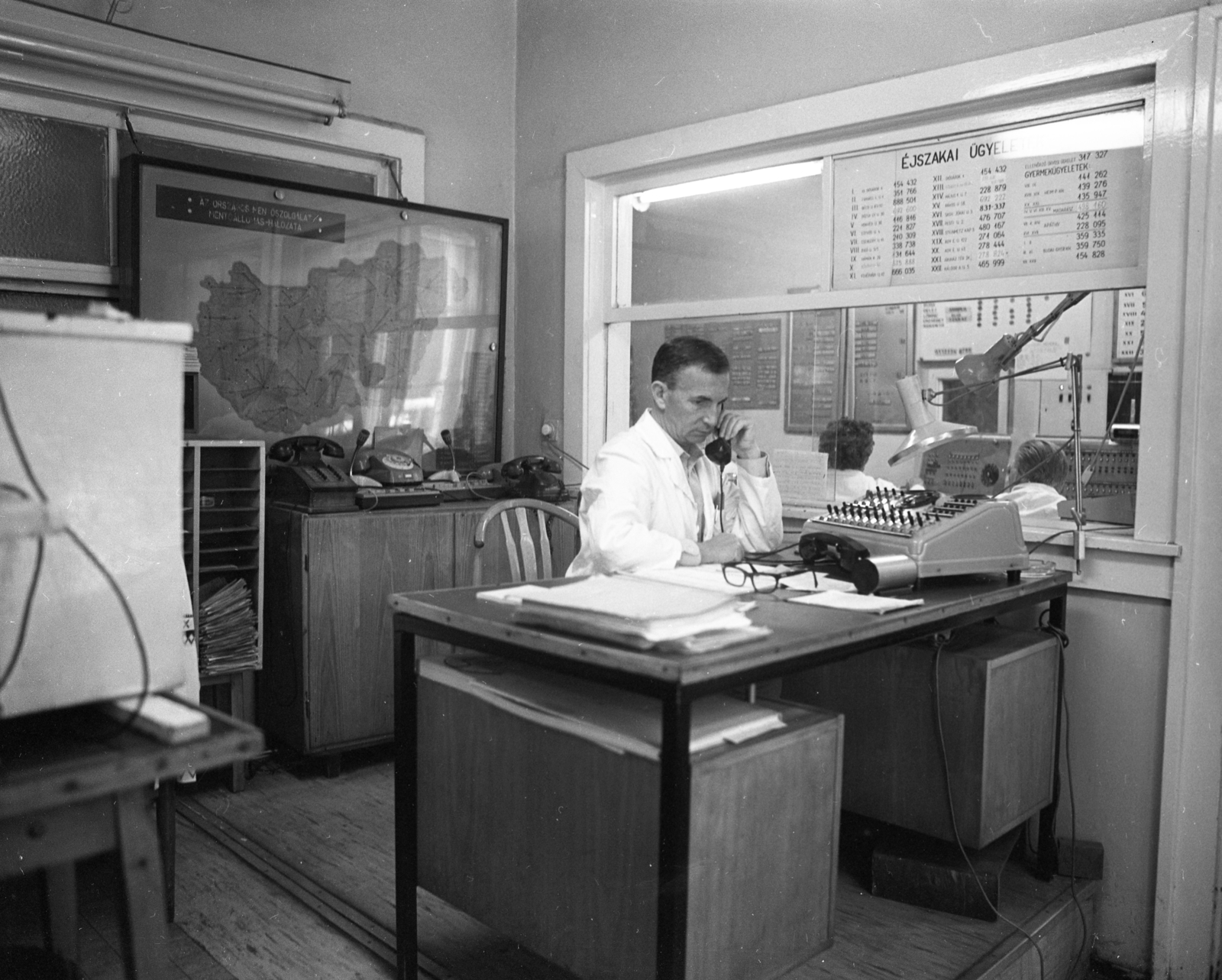 Hungary, Budapest V., Markó utca 22., Országos Mentőszolgálat Központi Irányító Csoport, mentésirányítás., 1981, Urbán Tamás, Budapest, Fortepan #213235