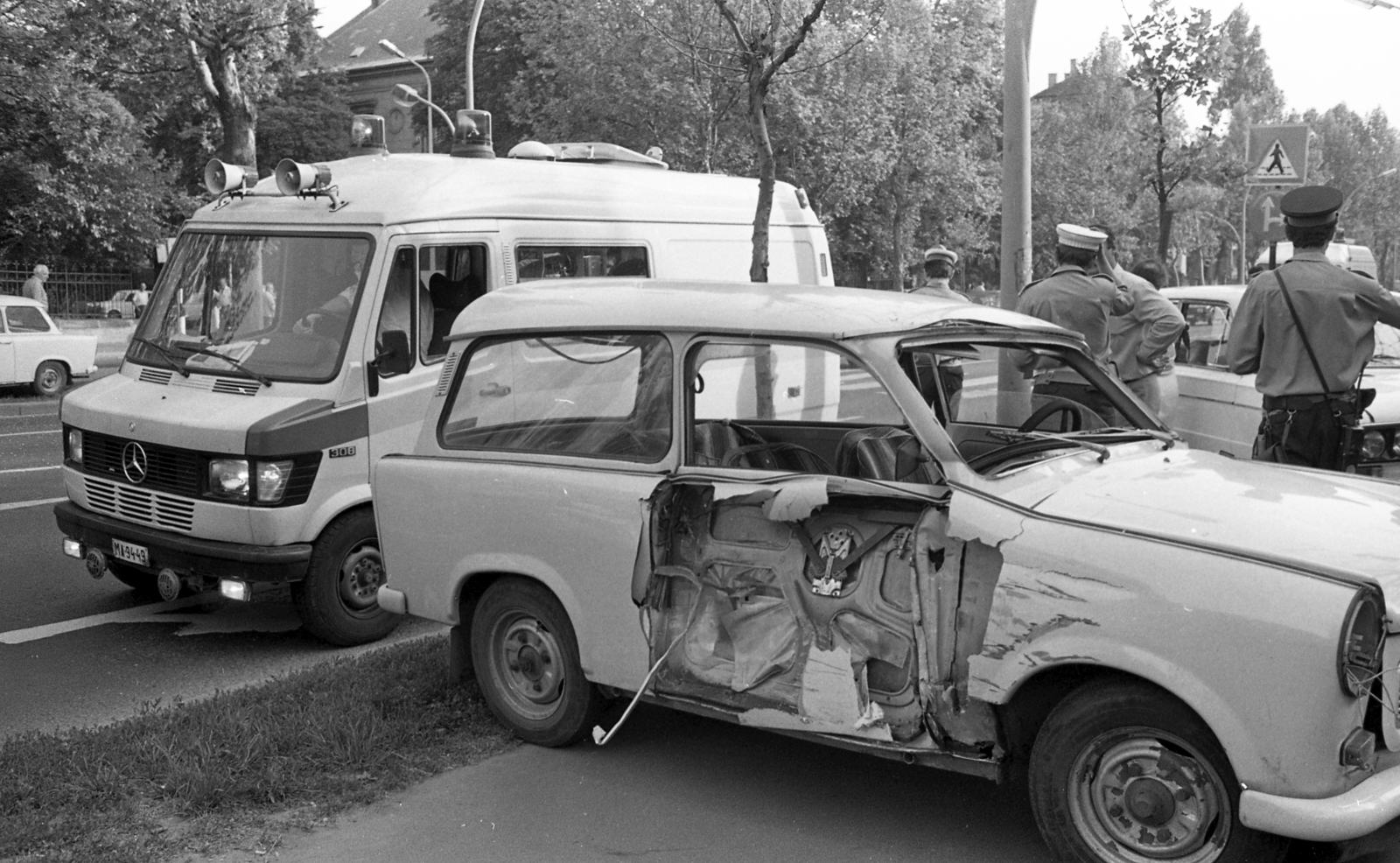 Hungary, Budapest VI., Andrássy út (Népköztársaság útja), közlekedési baleset a Rippl-Rónai utca - Hősök tere közötti szakaszon., 1986, Urbán Tamás, Trabant-brand, accident, Mercedes-brand, ambulance, wreck, number plate, Mercedes 308, crime scene investigation, Budapest, Fortepan #213254