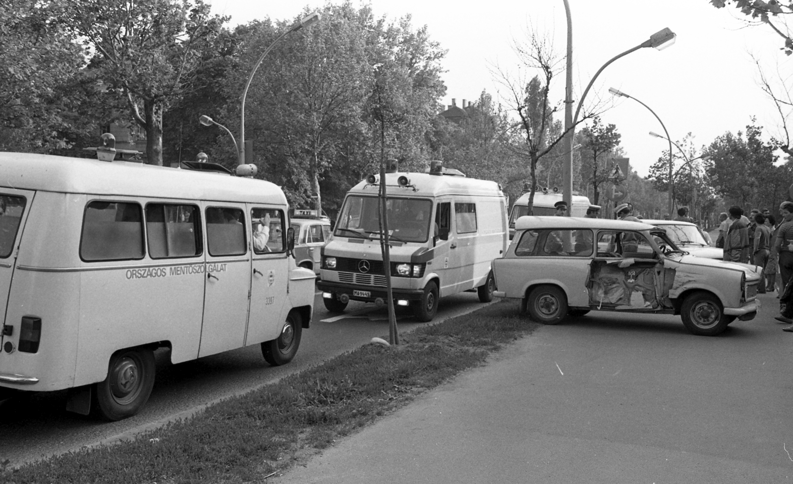 Hungary, Budapest VI., Andrássy út (Népköztársaság útja), közlekedési baleset a Rippl-Rónai utca - Hősök tere közötti szakaszon., 1986, Urbán Tamás, Trabant-brand, accident, Mercedes-brand, Nysa-brand, ambulance, wreck, number plate, Mercedes 308, Budapest, Fortepan #213255