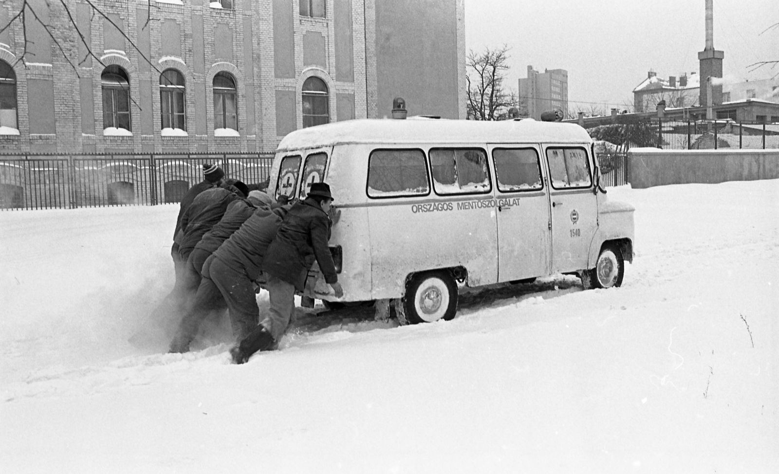 Hungary, Budapest XIV., Korong utca a Róna (Lumumba) utca felé nézve, balra az Uzsoki utcai (Weil Emil) Kórház oldalhomlokzata., 1987, Urbán Tamás, Budapest, Best of, ambulance, Fortepan #213304