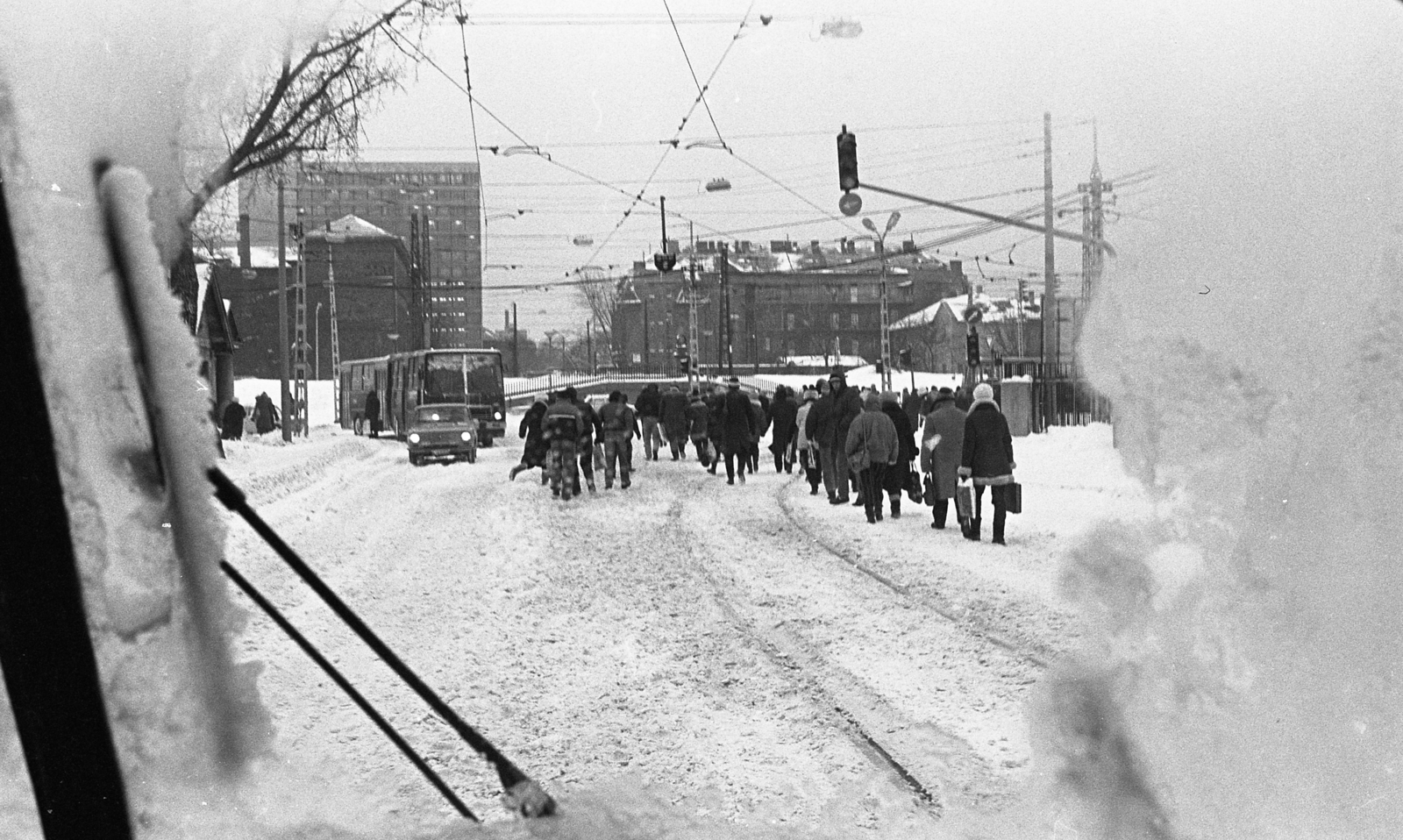 Magyarország, Budapest XIV., Erzsébet királyné útja, háttérben a Mexikói út és a Francia út közötti aluljáró kőmellvédje látszik., 1987, Urbán Tamás, Budapest, Fortepan #213306