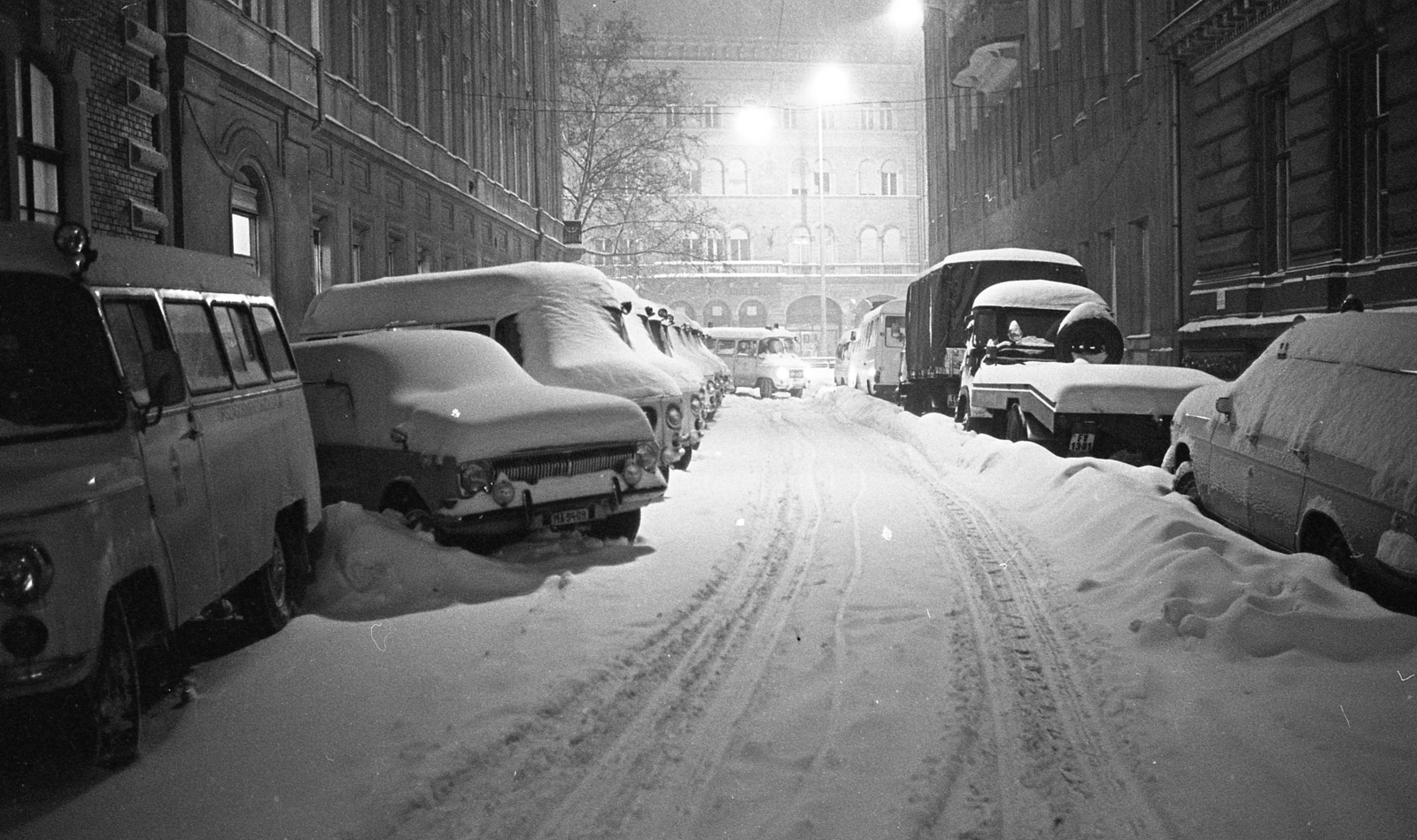 Magyarország, Budapest V., Markó utca, mentőautók az Országos Mentőszolgálat központja előtt. Szemben a Bajcsy-Zsilinszky út., 1987, Urbán Tamás, rendszám, Budapest, mentőautó, Fortepan #213310