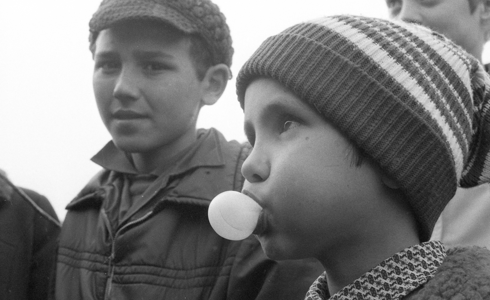 Hungary, Dunakeszi, a felvétel az Aradi Vértanúk terén készült, egy vándorcirkusz fellépése alkalmával., 1977, Urbán Tamás, blowing a bubble, bubblegum, Fortepan #213316
