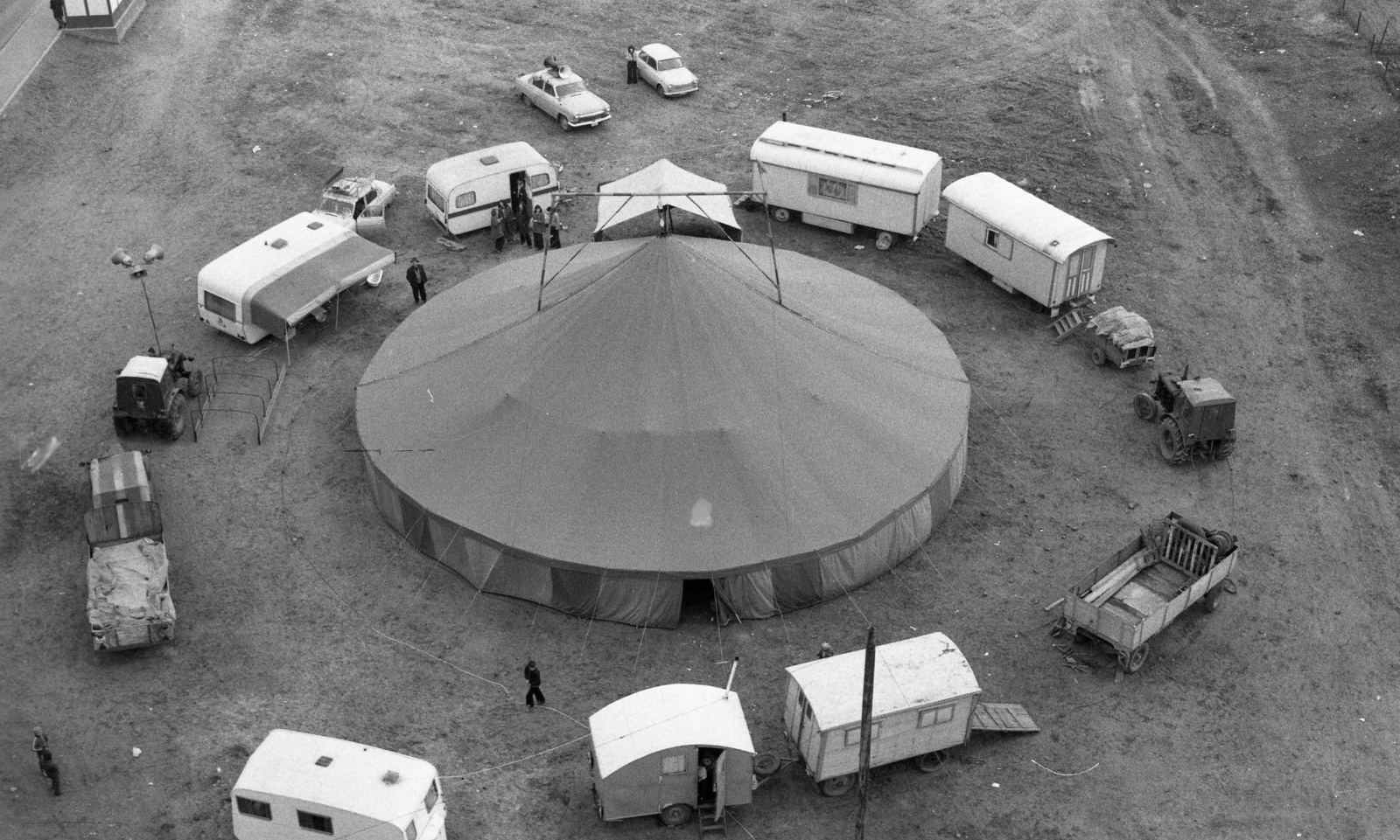 Hungary, Dunakeszi, vándorcirkusz az Aradi Vértanúk terén, az Iskola utca 1-es számú házból nézve., 1977, Urbán Tamás, Fortepan #213318