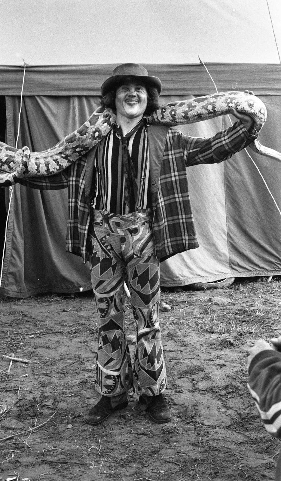 Hungary, Dunakeszi, a felvétel az Aradi Vértanúk terén készült, egy vándorcirkusz fellépése alkalmával., 1977, Urbán Tamás, clown, Fortepan #213320