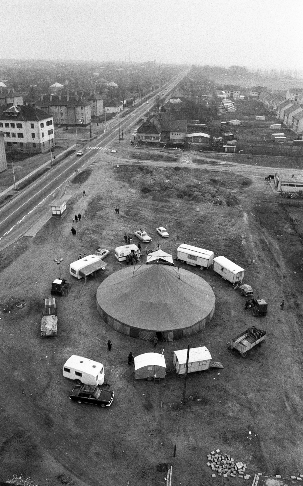 Hungary, Dunakeszi, vándorcirkusz az Aradi Vértanúk terén, az Iskola utca 1-es számú házból nézve., 1977, Urbán Tamás, Fortepan #213322