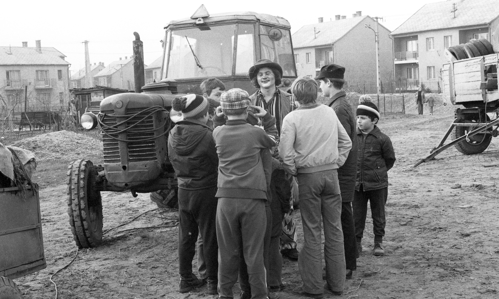 Hungary, Dunakeszi, a felvétel az Aradi Vértanúk terén készült, egy vándorcirkusz fellépése alkalmával., 1977, Urbán Tamás, tractor, Fortepan #213323