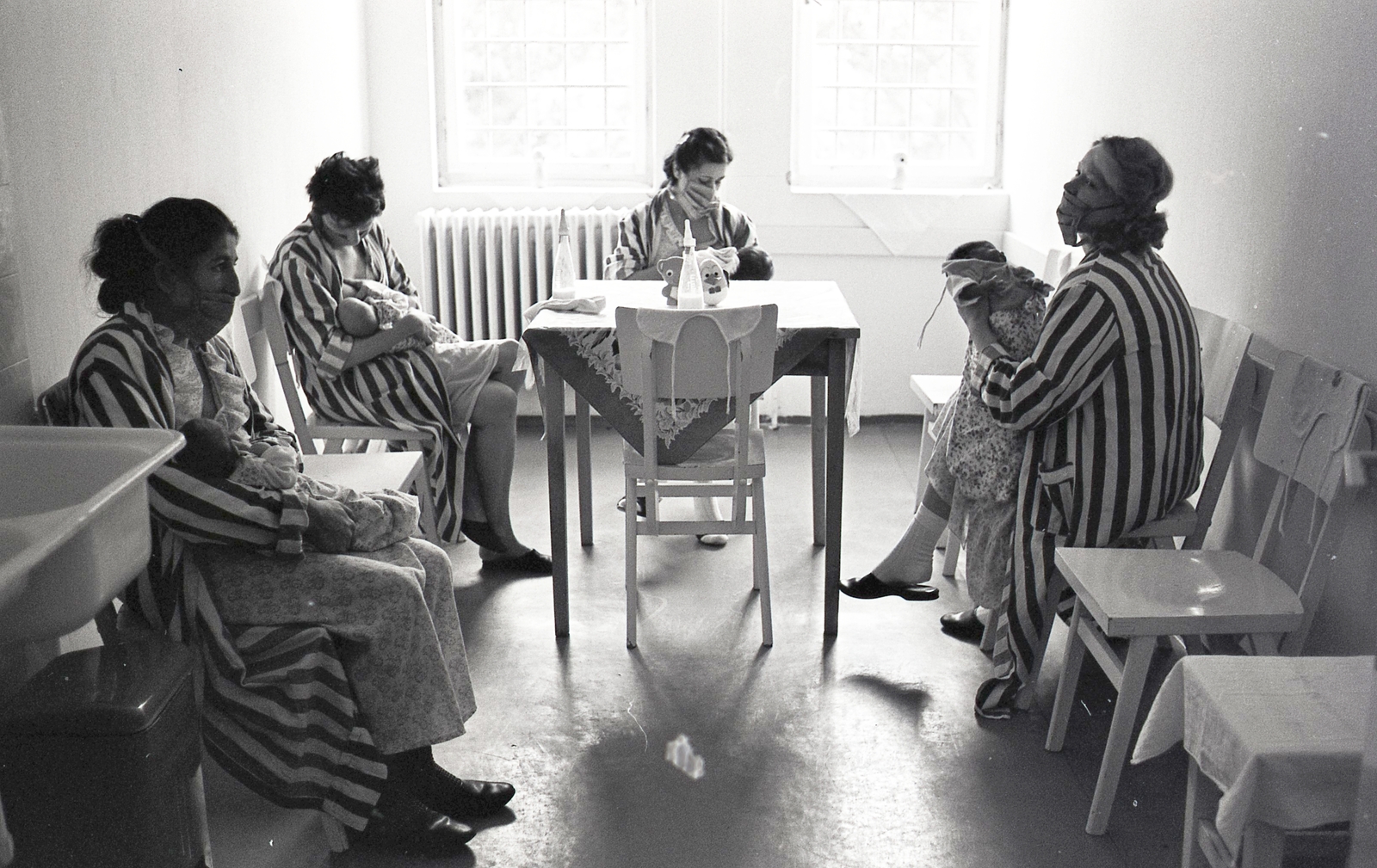 Hungary, Tököl, a felvétel a Büntetésvégrehajtás Központi Kórházában készült., 1984, Urbán Tamás, breast-feeding, medical institution, surgical mask, gypsy, table, chair, bright, Fortepan #213328