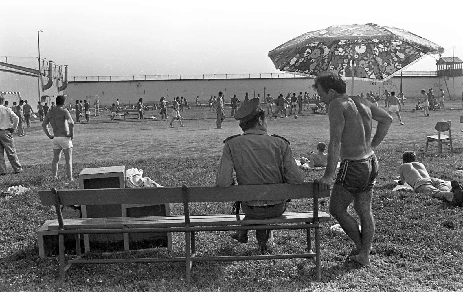Magyarország, Sopronkőhida, Sopronkőhidai Fegyház és Börtön, sportpálya., 1985, Urbán Tamás, pad, félmeztelen, labdarúgás, napernyő, Fortepan #213358