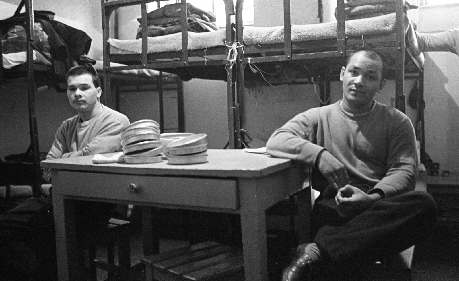 1985, Urbán Tamás, férfiak, vaságy, emeletes ágy, kettős portré, asztal, Fortepan #213389
