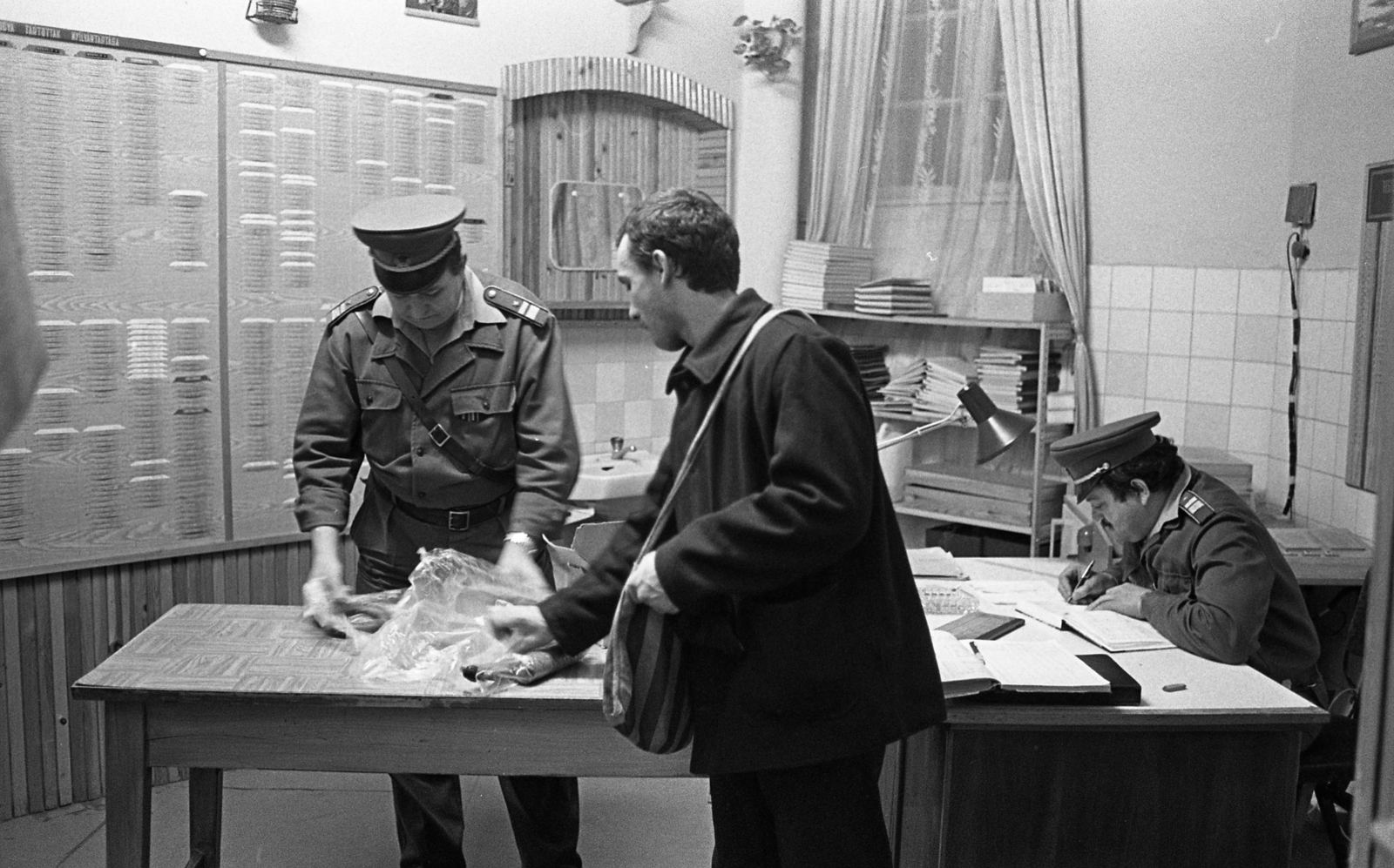 1985, Urbán Tamás, office, prison guard, Fortepan #213396