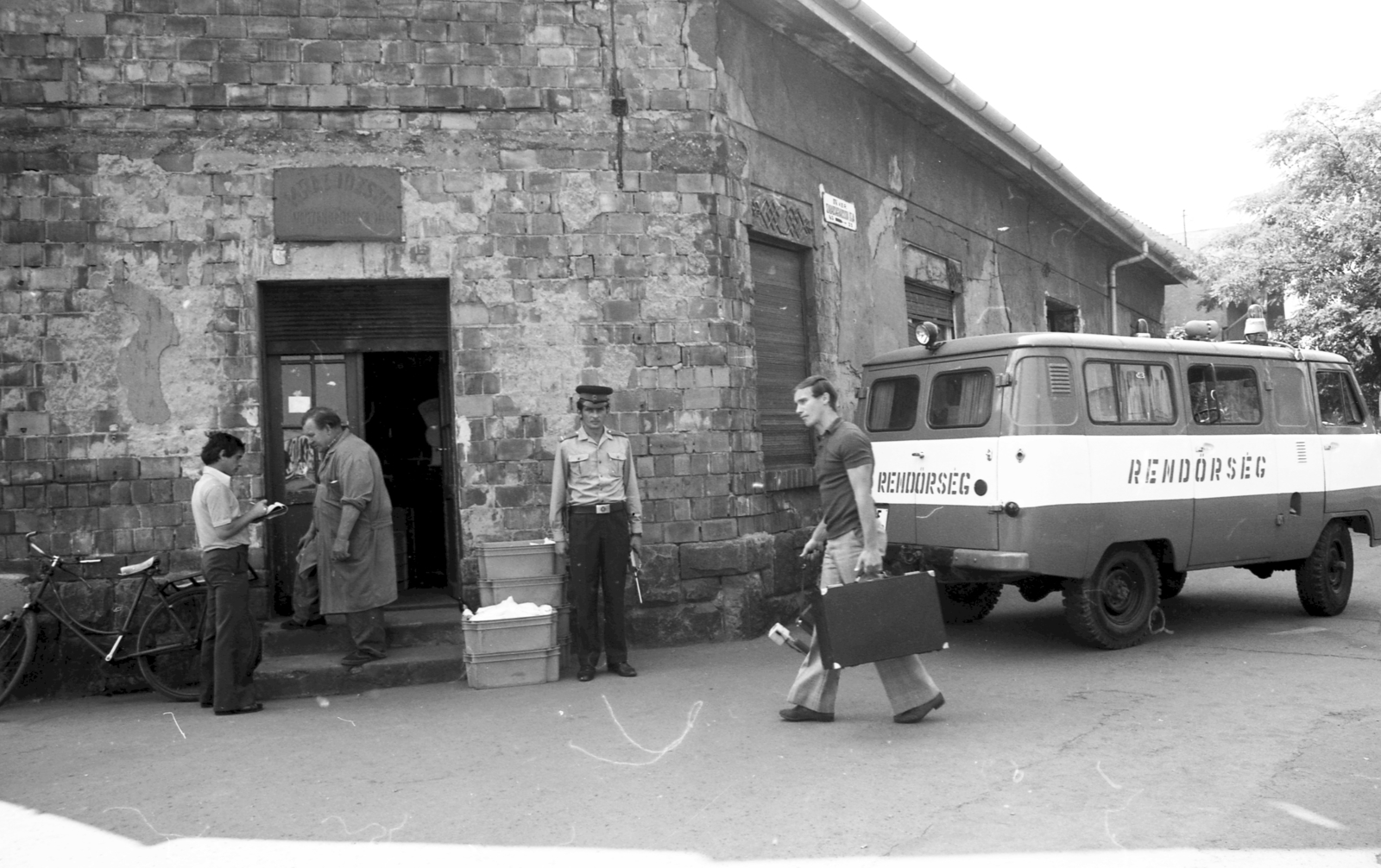 Hungary, Budapest IV., Brüsszeli utca 19. - Berlini utca (Szabadságharcosok útja) 45. sarok., 1974, Urbán Tamás, UAZ-brand, police vehicle, Budapest, bicycle, Fortepan #213430