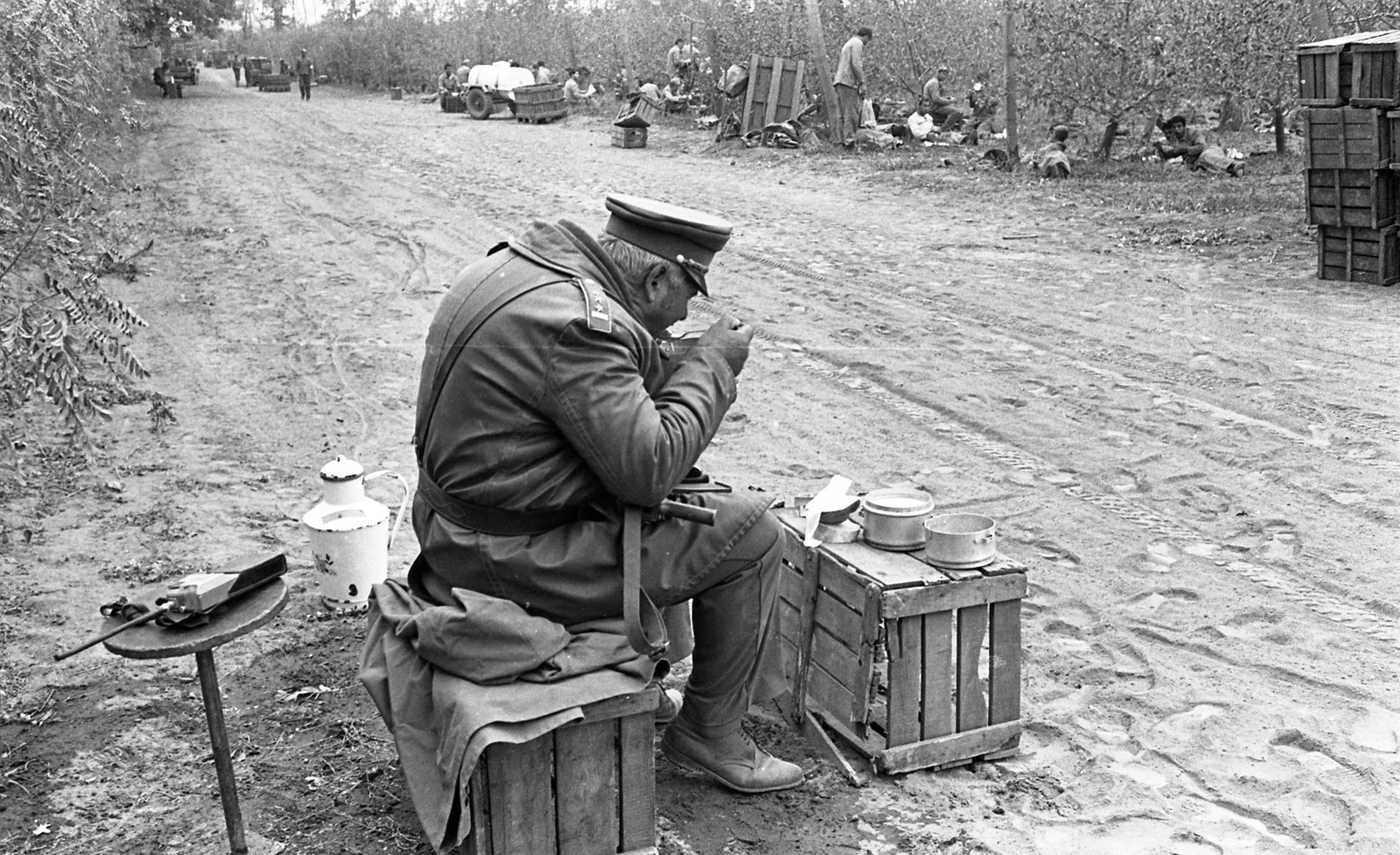 Hungary, Harta, Miklapuszta, Állampusztai Célgazdaság / rabgazdaság., 1986, Urbán Tamás, prison guard, meal, crate, transceiver, dixie, Fortepan #213488