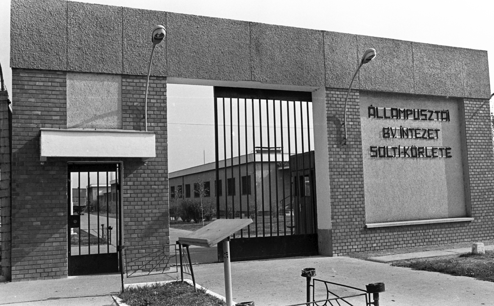 Magyarország, Solt, Solt-Nagymajor, Fő út 1., az Állampusztai Börtön és Fogház körlete., 1986, Urbán Tamás, Fortepan #213499