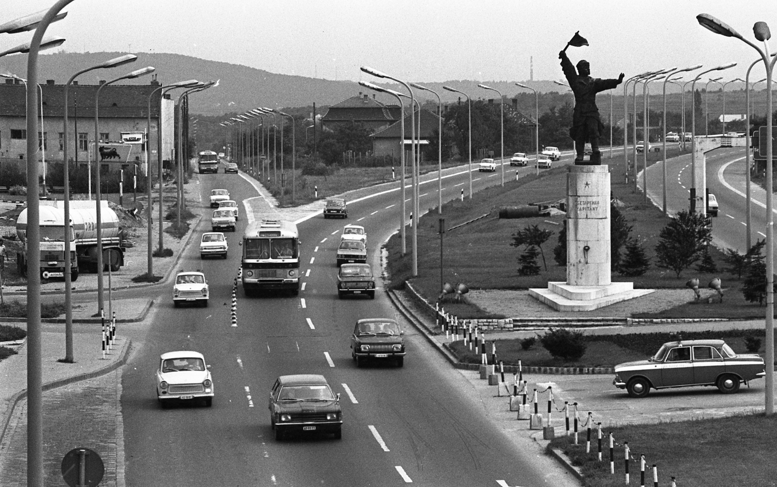 Magyarország, Budapest XI., Osztapenko szobor a Balatoni út és az M1-M7 közös szakaszánál a Budaörsi út irányából nézve., 1976, Urbán Tamás, szobor, Budapest, forgalom, Fortepan #213523