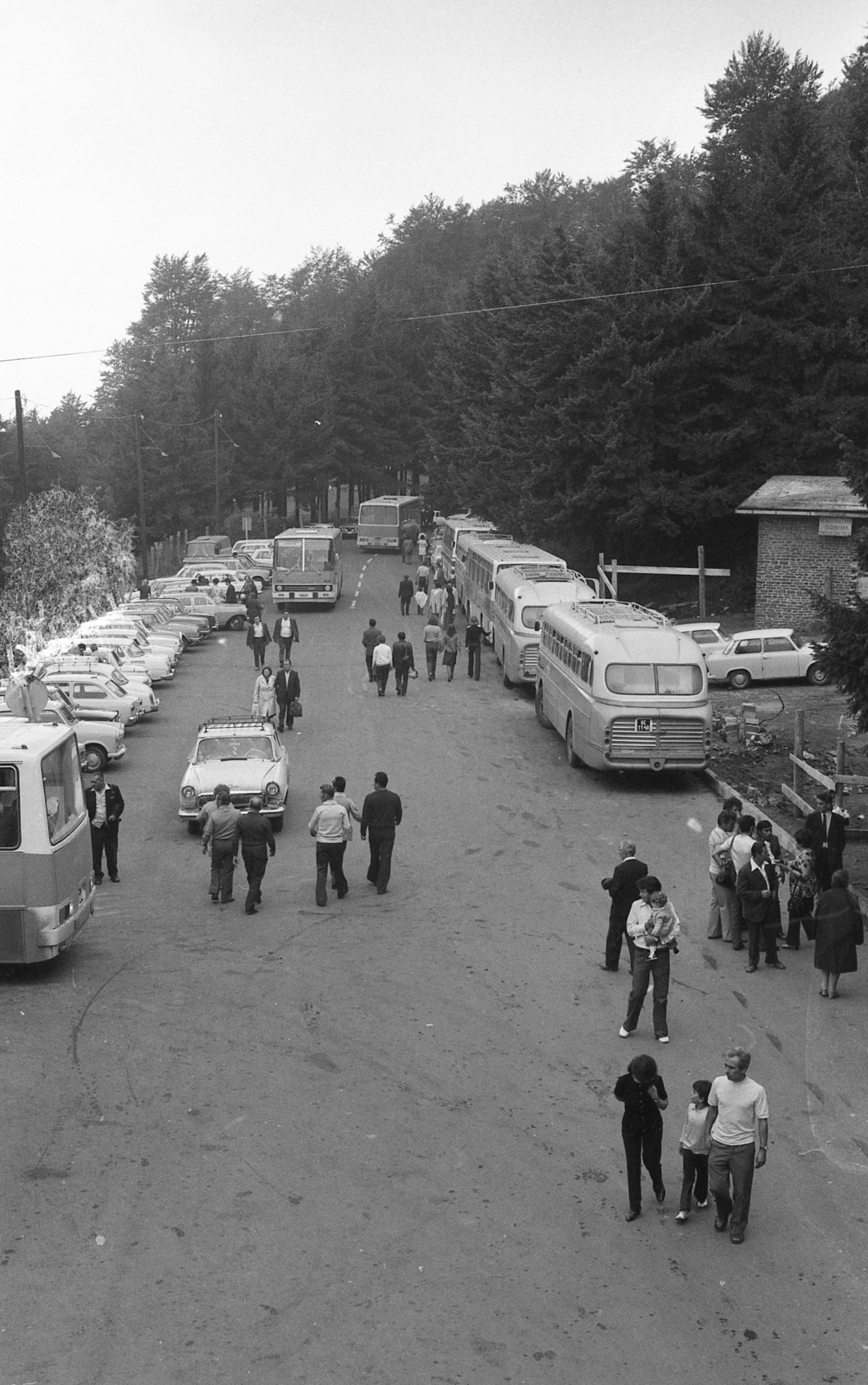 Hungary, Kékestető, Kékes Szálló (később Mátrai Gyógyintézet) előtti parkoló., 1974, Urbán Tamás, Fortepan #213526