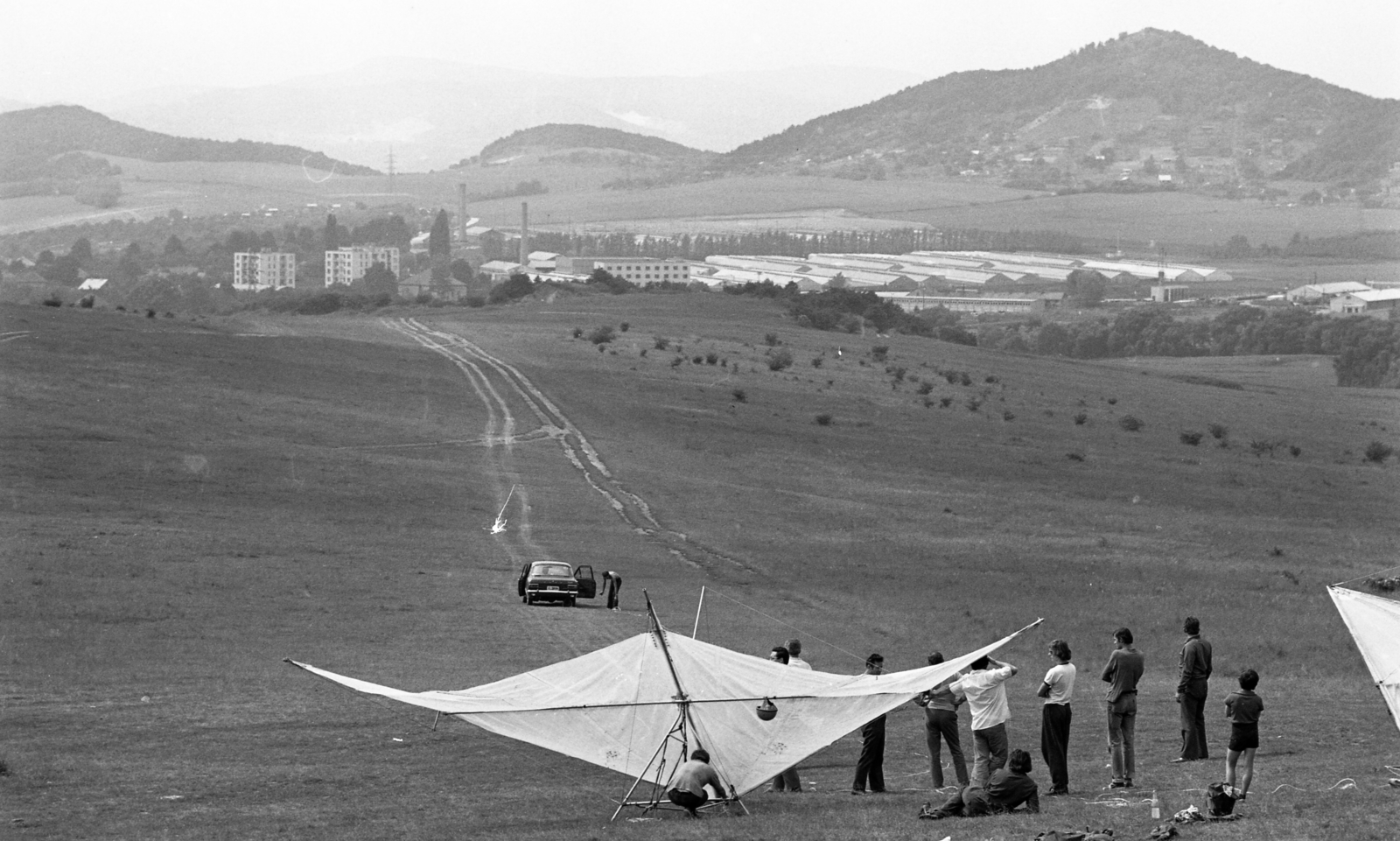 Hungary, Budapest II., sárkányrepülők, háttérben jobbra a Rozmaring Mgtsz virágkertészete., 1975, Urbán Tamás, Budapest, Fortepan #213551