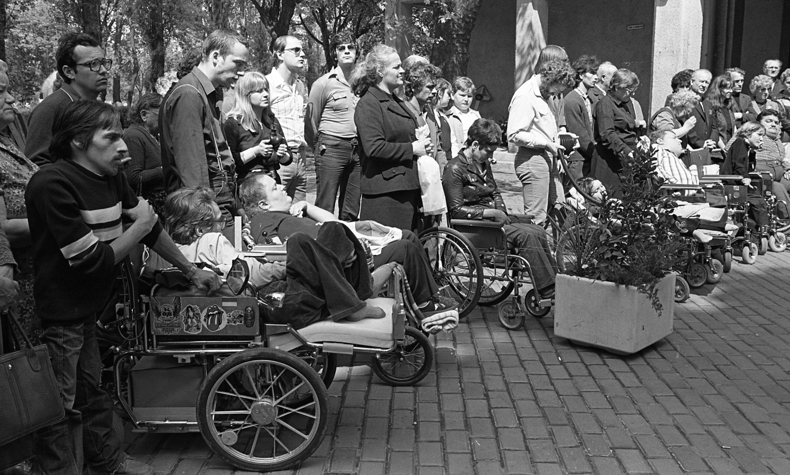 Hungary, Budapest IV., Megyeri úti temető., 1984, Urbán Tamás, funeral, invalid car, Budapest, Fortepan #213568