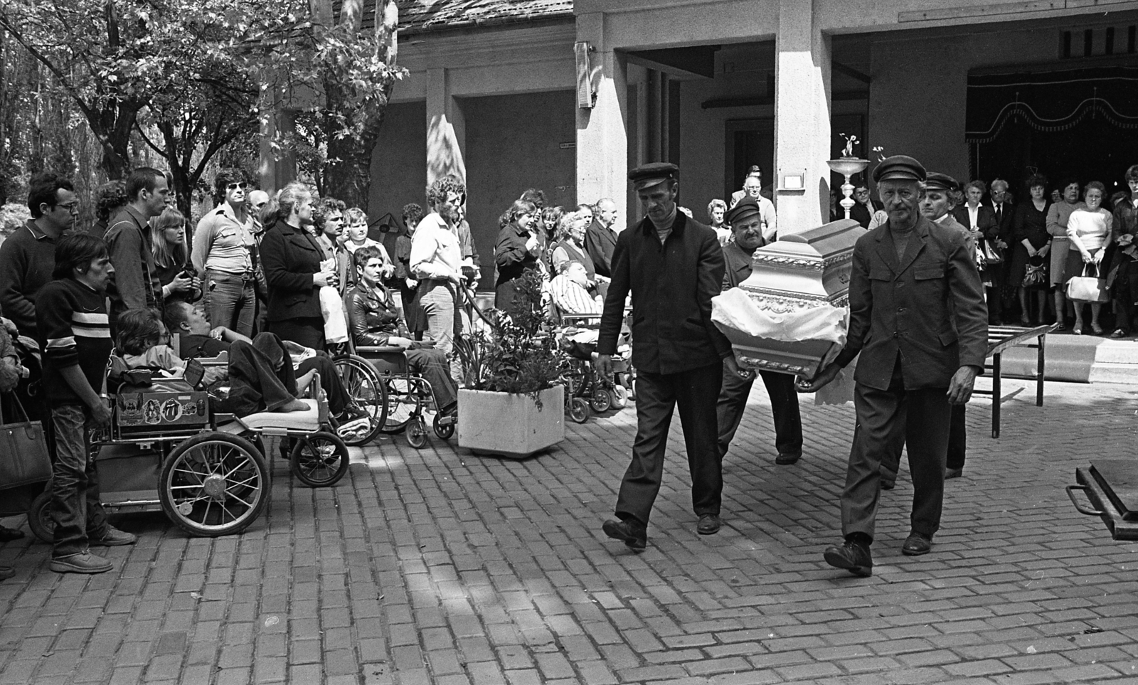 Hungary, Budapest IV., Megyeri úti temető., 1984, Urbán Tamás, funeral, invalid car, Budapest, Fortepan #213569