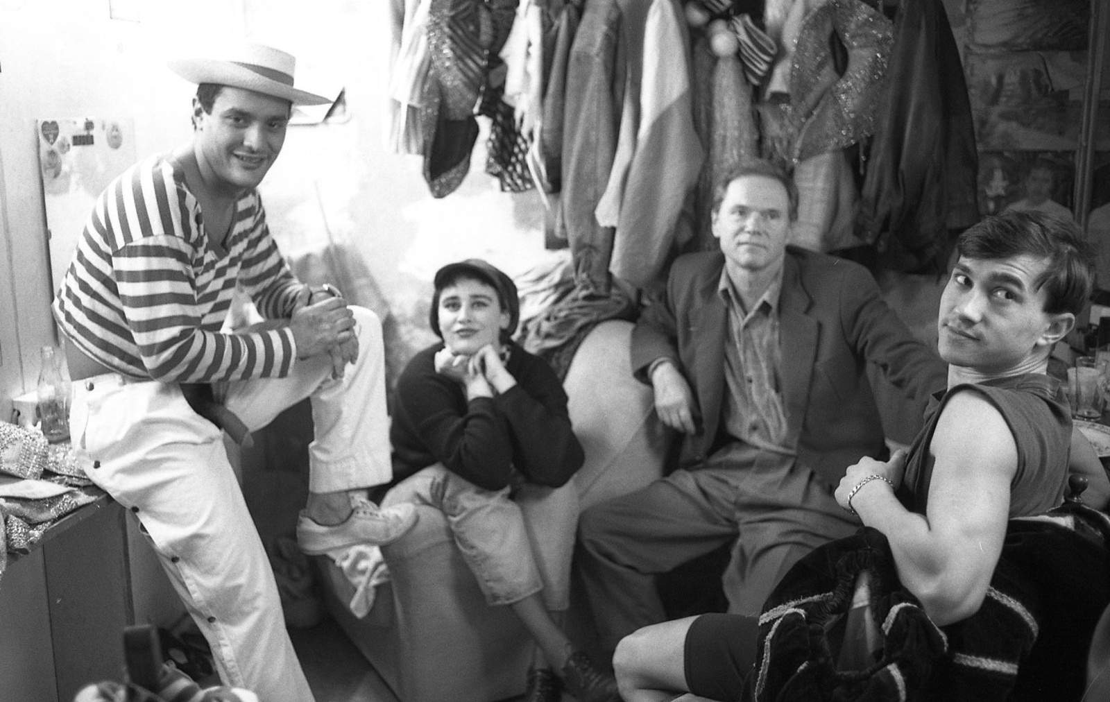 Németország, Hamburg, St. Pauli, Grosse Freiheit 11., a SALAMBO erotikus éjszakai mulató öltözője., 1990, Urbán Tamás, csoportkép, öltöző, visszanézés, asztalon ülni, Fortepan #213664