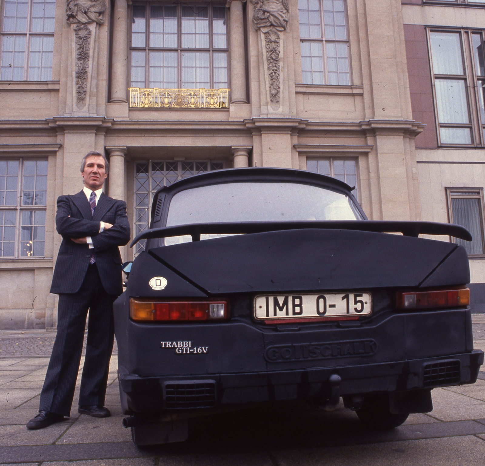 Germany, Berlin, a felvétel a Schlossplatz 1., az NDK Államtanács épülete (később egyetei campus) előtt készült., 1990, Urbán Tamás, tie, colorful, Trabant-brand, man, suit, automobile, number plate, photo aspect ratio: square, GDR, Fortepan #213676