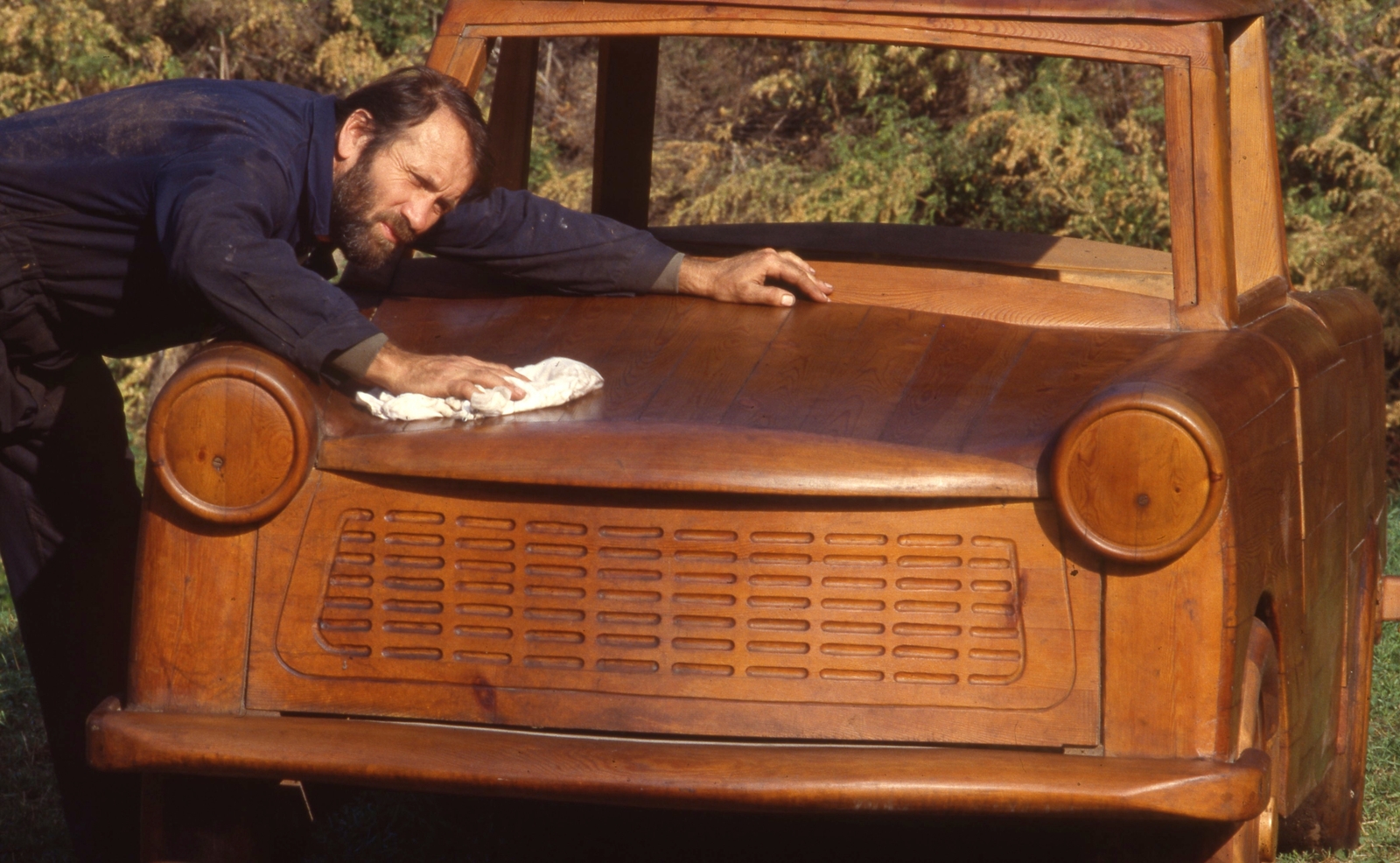 Germany, Günter Schumann fafaragó mester és az általa kifaragott Trabant., 1990, Urbán Tamás, colorful, GDR, Fortepan #213677