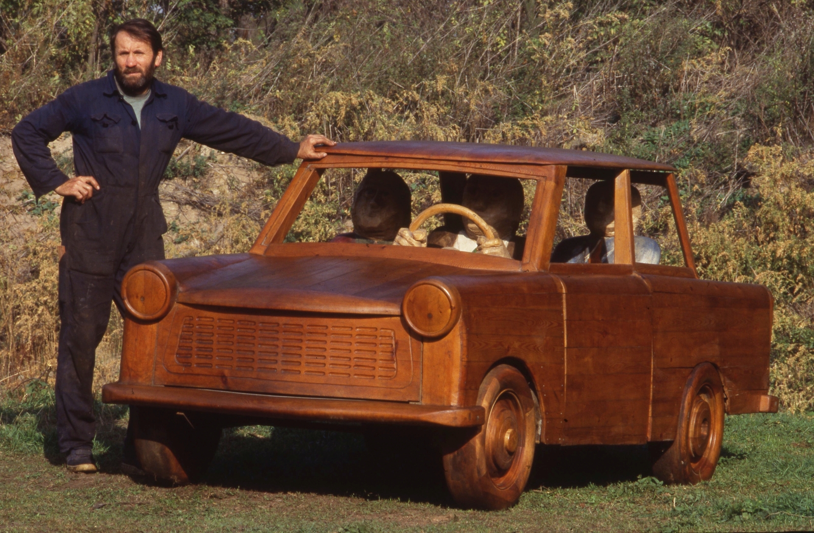 Németország, Zwenkau, Günter Schumann fafaragó mester és az általa kifaragott Trabant., 1990, Urbán Tamás, Trabant-márka, színes, NDK, Fortepan #213678