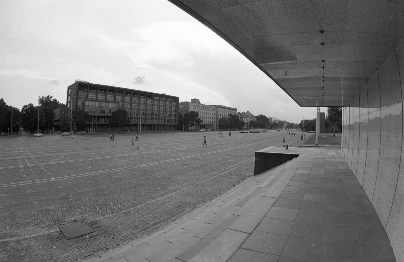 Hungary, Budapest XIV., Ötvenhatosok tere (Felvonulási tér), a dísztribüntől a Hősök tere felé nézve. Balra a Városligeti (Gorkij) fasor, ettől jobbra a Dózsa György út házsora., 1975, Urbán Tamás, Budapest, Fortepan #213695