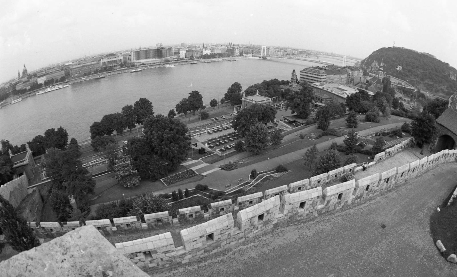 Magyarország, Budapest I., kilátás a budai Várból a Duna és a Belváros felé, előtérben a Várkert Bazár, Budai Ifjúsági Park., 1975, Urbán Tamás, Budapest, madártávlat, Duna, Fortepan #213707