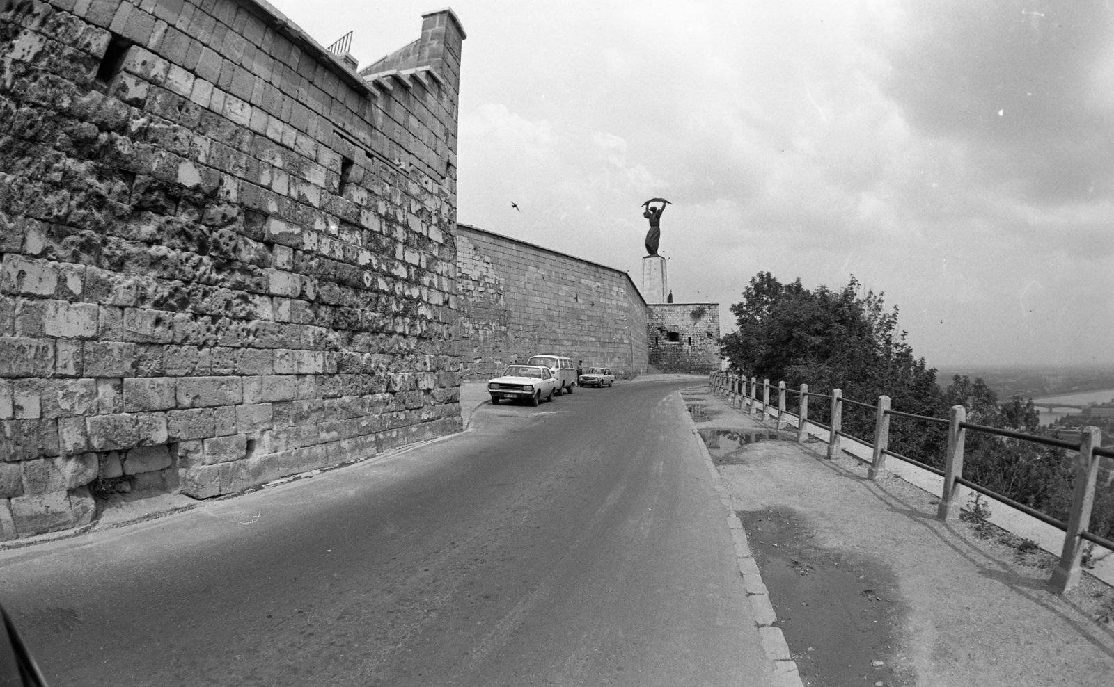Hungary, Budapest I., Citadella, héttérben a Szabadság-szobor., 1975, Urbán Tamás, Budapest, sculpture, fort, Fortepan #213715