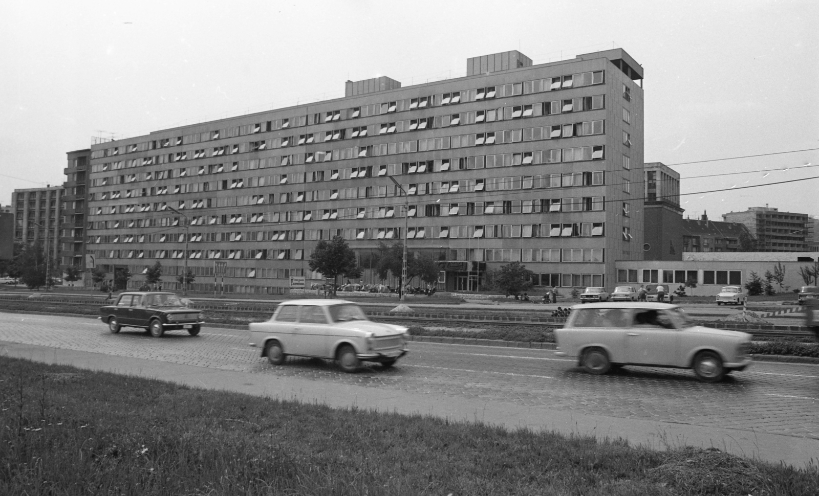 Hungary, Budapest XI., Irinyi József utca, szemben az 1-17. számú épület a BME Münnich Ferenc Kollégiuma (később Kármán Tódor Kollégium)., 1975, Urbán Tamás, Budapest, Trabant-brand, Fortepan #213719