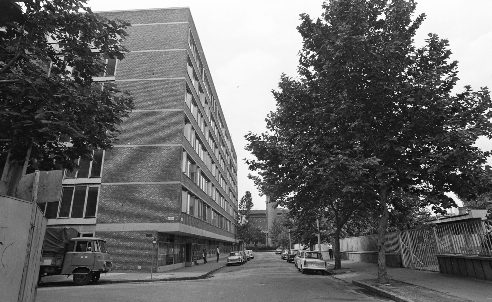 Hungary, Budapest XI., Stoczek József (Stoczek) utca 5., a BME Martos Flóra Kollégiuma. Balra a Kruspér utca., 1975, Urbán Tamás, Budapest, Fortepan #213726