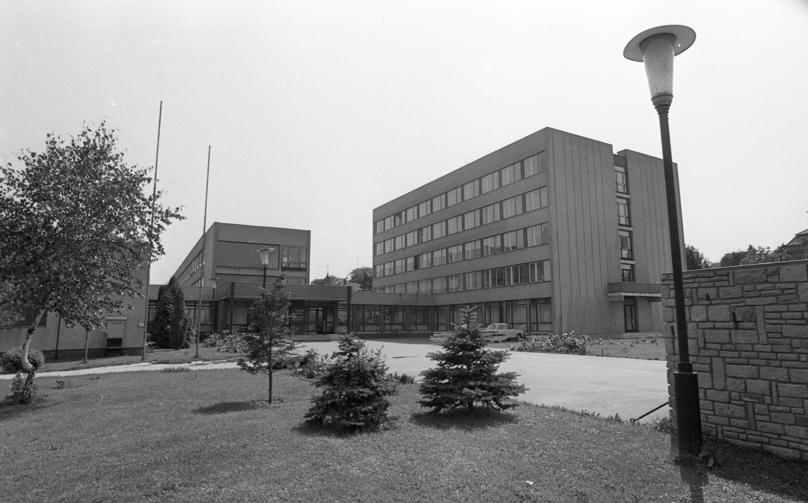Magyarország,Balaton, Keszthely, Mártírok útja 1., Vendéglátóipari Szakközépiskola (később Keszthelyi VSZK / Keszthely Város Vendéglátó, Idegenforgalmi, Kereskedelmi Szakképző Iskolája és Kollégiuma)., 1975, Urbán Tamás, Fortepan #213729