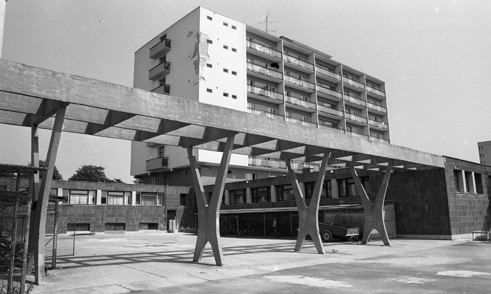 Magyarország,Balaton, Keszthely, Festetics György út 5., a Keszthelyi Agrártudományi Egyetem kollégiuma (később Magyar Agrár- és Élettudományi Egyetem Georgikon Campus Pethe Ferenc Kollégium)., 1975, Urbán Tamás, Fortepan #213734