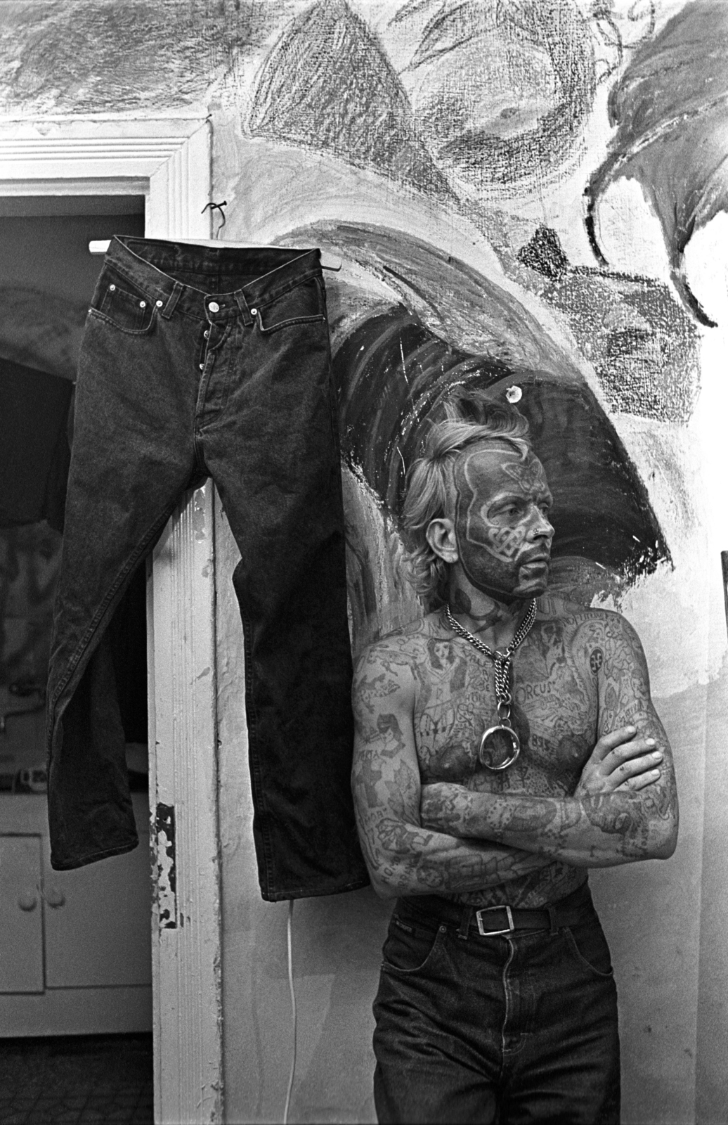 Magyarország, Budapest, Urbán Tamás fotóriporter sorozata, mentoráltja Deák Ferenc "Pillangó" mindennapjairól., 1990, Urbán Tamás, tetoválás, farmer, Fortepan #213756